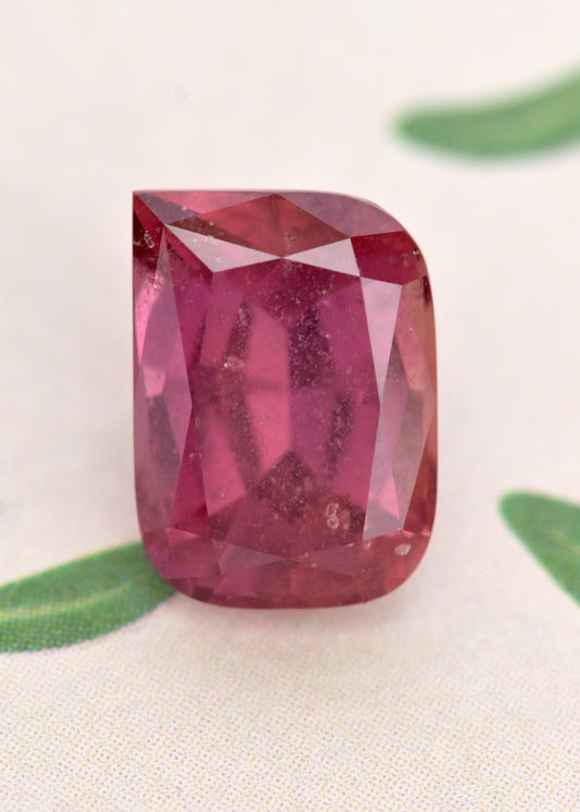 Winged cushion Sapphire 2.4ct