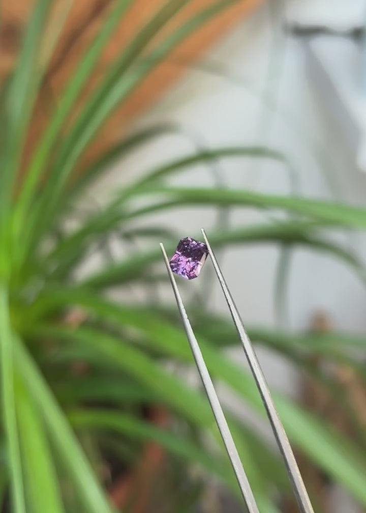 Color-shift Sapphire 1.25ct